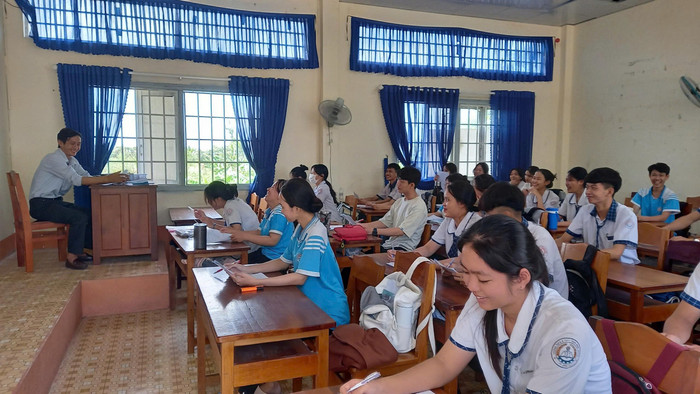 Học sinh lớp 12 Trường Trung học cơ sở và Trung học phổ thông Trần Ngọc Hoằng trong những buổi ôn thi giai đoạn “nước rút”. Ảnh: NTCC. z6720089615870-961785e262722407f03639ec09e049f8.jpg