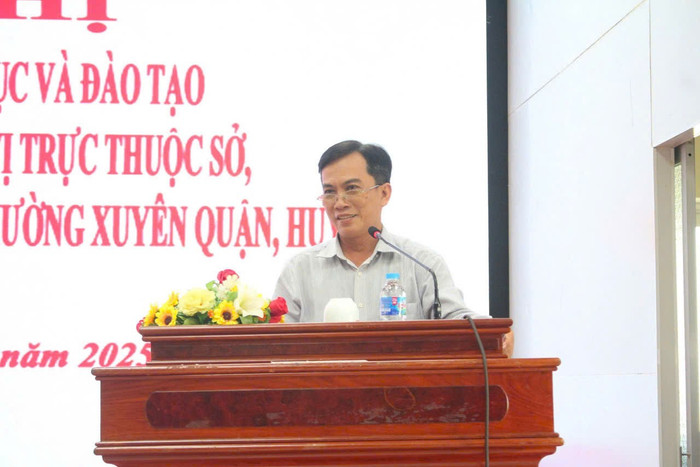 Thầy Lê Văn Dũng - Hiệu trưởng Trường Trung học cơ sở và Trung học phổ thông Trần Ngọc Hoằng (Cần Thơ). Ảnh: NVCC. z6720089306706-55413a3afd637161f6b217ed244e1c0d.jpg