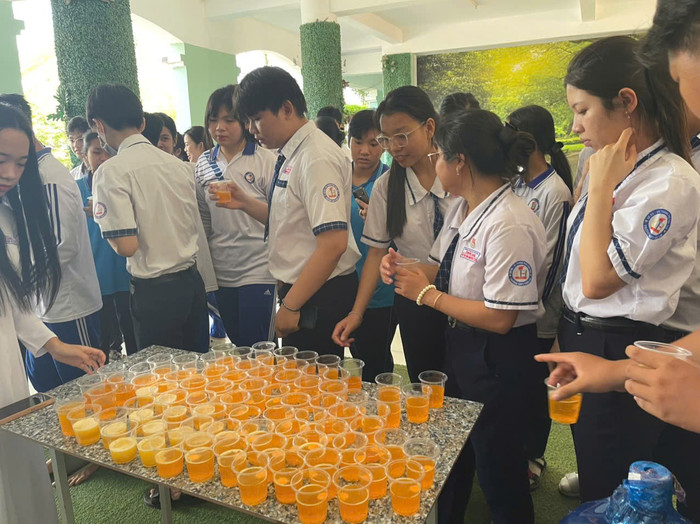 Trường Trung học phổ thông Thới Lai tổ chức cho học sinh uống Vitamin C vào thứ Bảy hàng tuần. Ảnh: NTCC. z6722073590713-2e5046dda34c5e8bbe900e3ab5fd9164.jpg
