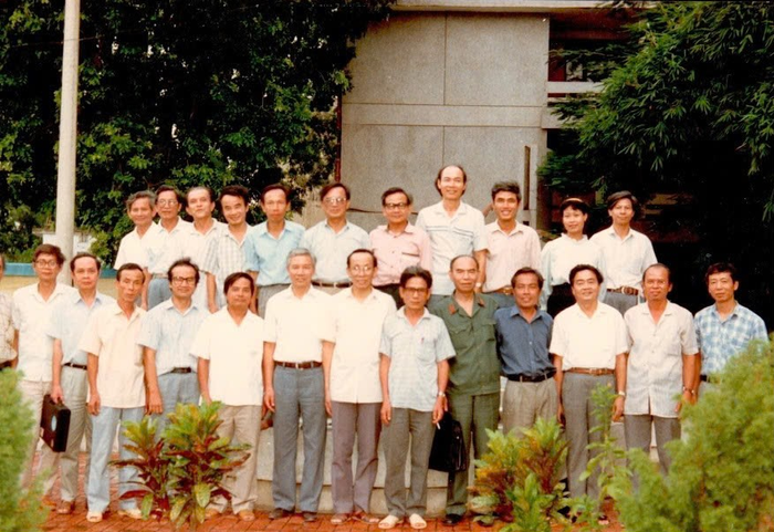 Cố Bộ trưởng, Giáo sư, Tiến sĩ Trần Hồng Quân - Chủ tịch Hội đồng xét duyệt Học vị và Chức danh khoa học Nhà nước (nhiệm kỳ 1989-1994, 1995-1997) cùng các Giáo sư thành viên và Văn phòng Hội đồng. (Ảnh chụp giai đoạn 1991-1992). Ảnh: Giáo sư Trần Văn Nhung cung cấp. 510306360-660137397062405-1101093186488393525-n.png