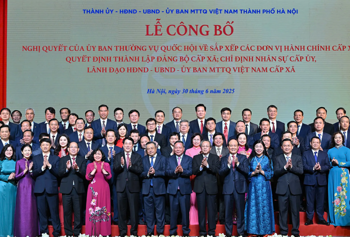 Chủ tịch nước Lương Cường, Bí thư Thành uỷ Hà Nội Bùi Thị Minh Hoài và các đồng chí lãnh đạo Trung ương, thành phố Hà Nội chụp ảnh với các cán bộ chủ chốt của xã, phường mới tại Hà Nội. Ảnh: pbgdpl.hanoi.gov.vn. screenshot-2025-07-01-150424.png