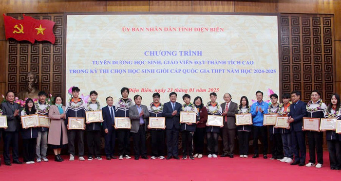 Tỉnh Điện Biên tuyên dương học sinh, giáo viên đạt thành tích cao trong kỳ thi học sinh giỏi quốc gia trung học phổ thông năm học 2024-2025. Ảnh: Sở Giáo dục và Đào tạo cung cấp. azkj.jpg