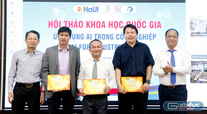 Phó Giáo sư, Tiến sĩ Bùi Thu Lâm - Phó Chủ tịch kiêm Tổng Thư ký FISU Việt Nam và Tiến sĩ Nguyễn Văn Thiện - Phó Hiệu trưởng Trường Đại học Công nghiệp Hà Nội trao giấy chứng nhận cho các diễn giả có mặt tại hội thảo. gdvn-trao-chung-nhan.jpg