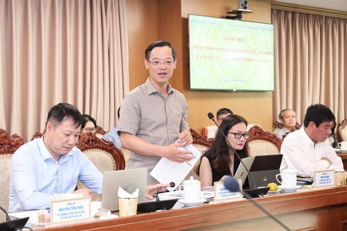 Cục trưởng Cục Giáo dục nghề nghiệp và Giáo dục thường xuyên Trương Anh Dũng trao đổi tại buổi làm việc. Ảnh: moet.gov.vn. img6096.jpg