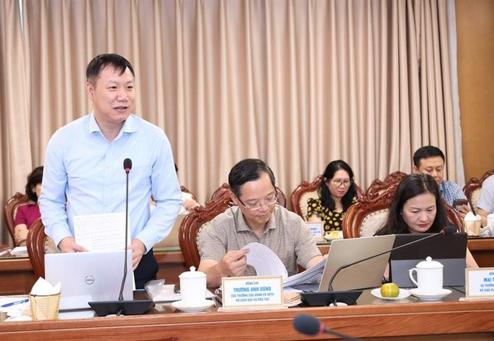 Vụ trưởng Vụ Giáo dục đại học Nguyễn Tiến Thảo trao đổi tại buổi làm việc. Ảnh: moet.gov.vn. img6067.jpg