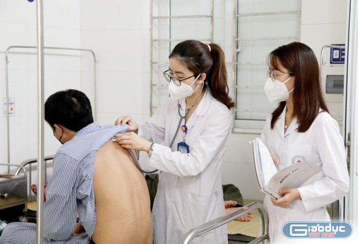 Đối với lĩnh vực y tế, nguồn nhân lực chất lượng cao là rất cần thiết và trực tiếp ảnh hưởng đến sự nghiệp bảo vệ sức khỏe nhân dân và sự ổn định bền vững lâu dài của đất nước. Ảnh: Mộc Trà.