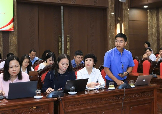 Đại diện cơ quan báo chí đặt một số câu hỏi tại buổi họp báo. Ảnh: hanoi.gov.vn. z70938114456348aef1af46790e7180b9dd5f4a9dee783-1759914313518753735701.jpg