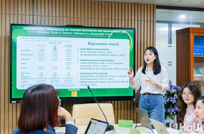 Sinh viên ngành Du lịch tự tin thuyết trình báo cáo bằng tiếng Anh tại Hội thảo khoa học. Ảnh: NTCC. t109816.jpg