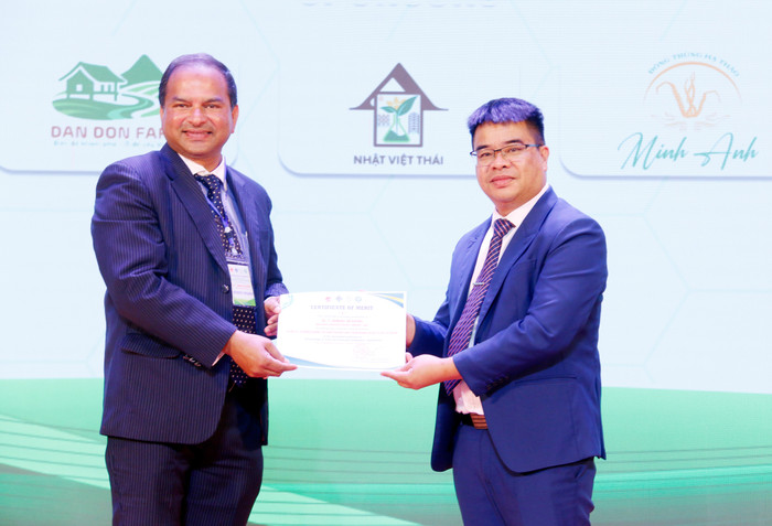Phó Giáo sư, Tiến sĩ La Việt Hồng trao chứng nhận cho diễn giả - Tiến sĩ Thanuku Samuel Sampath Kumar Patro. trao-cn.jpg