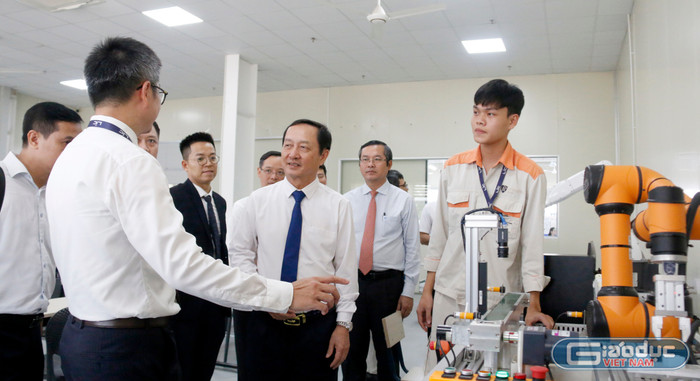 Các đại biểu tham quan tại Trường Cao đẳng Lý Thái Tổ. gdvn-tham-quan.jpg