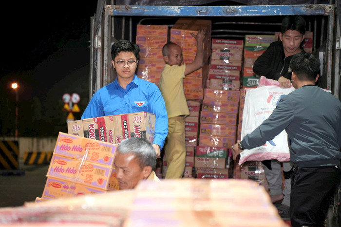 Nhân dân Thủ đô đang chạy đua với thời gian để vận chuyển hàng ủng hộ đến đồng bào miền Trung kịp thời. Ảnh: hanoi.gov.vn.