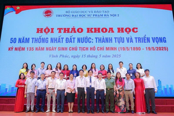Các đại biểu chụp ảnh lưu niệm. Ảnh: NTCC. ct13.jpg