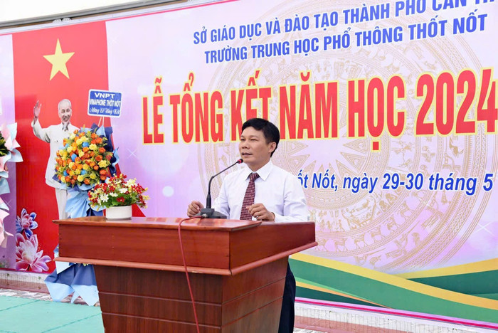 Thầy Tăng Văn Chín - Hiệu trưởng Trường Trung học phổ thông Thốt Nốt (Cần Thơ). Ảnh: NVCC. z6727100541183-4a549094a255be21f37a6357f030c8cc.jpg