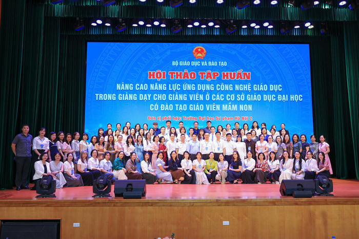Các đại biểu chụp ảnh lưu niệm tại Hội thảo. z6949786193370-d9f24857aff3babaa5c21e3bb79efd82.jpg