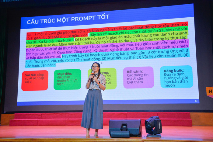 Tiến sĩ Kiều Phương Thùy - Khoa Công nghệ Thông tin (Trường Đại học Sư phạm Hà Nội) báo cáo tại Hội thảo. z6949870032934-fa268e143db0082c23a350b76f78f43a.jpg