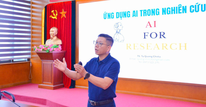 Tiến sĩ Tạ Quang Chiểu - Phó Trưởng khoa Công nghệ Thông tin (Trường Đại học Thủy lợi) báo cáo tại Hội thảo. z6949867817063-bf493ae10082b8ad9cb300411945117e.jpg