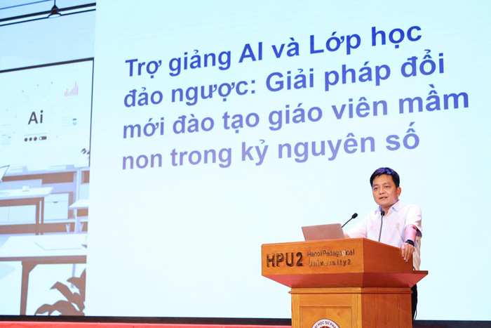 Phó Giáo sư, Tiến sĩ Nguyễn Hữu Quỳnh - Phó Hiệu trưởng Trường Đại học CMC báo cáo tại Hội thảo. z6949785873352-1ebc953e94a2d554f26b29d425b2b0a2.jpg