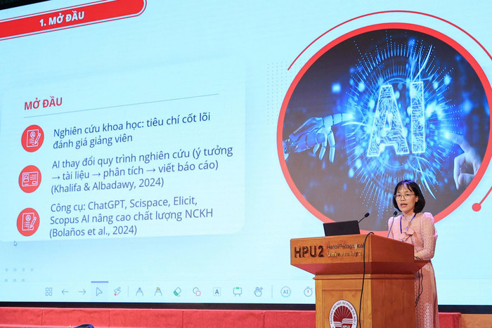 Thạc sĩ Cao Hồng Huệ - Phó Giám đốc Trung tâm Truyền thông và Sản xuất học liệu (Trường Đại học Sư phạm Hà Nội 2) báo cáo tại Hội thảo. z6949785910878-26f3184926b4734a44a55f284499e76c.jpg