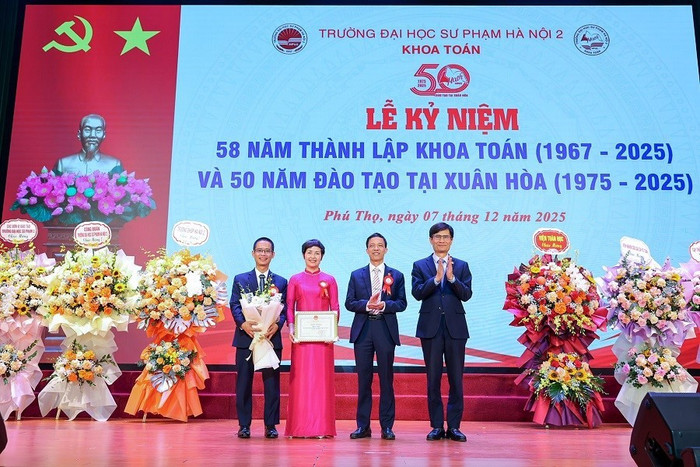 Đại diện nhà trường trao tặng danh hiệu Tập thể Lao động xuất sắc cho Khoa Toán.