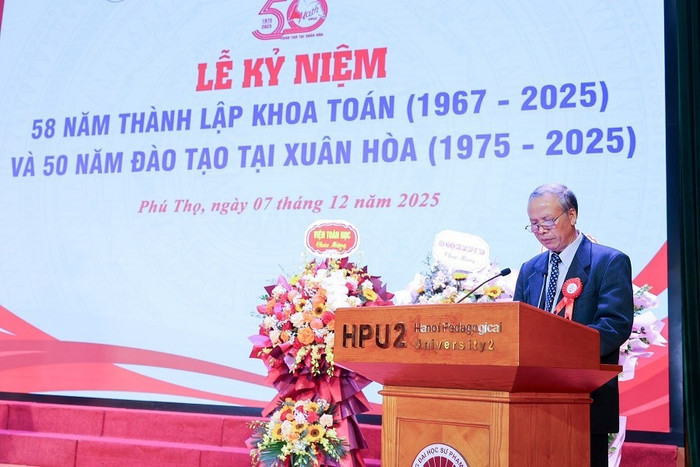 Phó Giáo sư, Tiến sĩ Khuất Văn Ninh - Nguyên Phó Hiệu trưởng, nguyên Trưởng khoa Toán phát biểu tại buổi lễ.