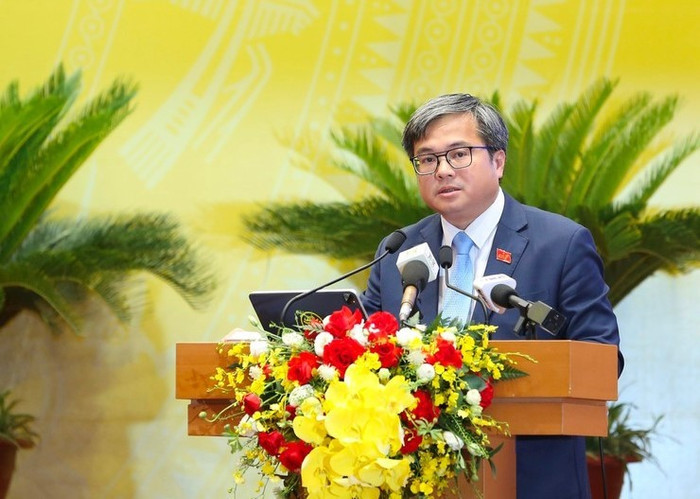Phó Chủ tịch Ủy ban nhân dân thành phố Hà Nội Trương Việt Dũng trình bày báo cáo tại kỳ họp. Ảnh: hanoi.gov.vn. truong-viet-dung-1751949985426-1751949989016802304007.jpg