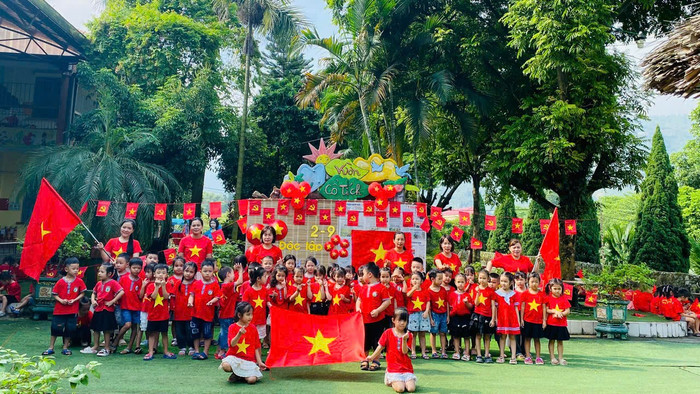 Cô trò Trường Mầm non Sơn Ca (xã Tằng Loỏng, tỉnh Lào Cai) rạng rỡ mừng Quốc khánh 2/9. Ảnh: Sở Giáo dục và Đào tạo cung cấp. qk-mn-son-ca-tang-loong.jpg
