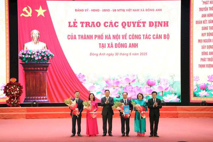 Trưởng ban Tổ chức Thành ủy Hà Minh Hải trao Nghị quyết của Thường trực Hội đồng nhân dân thành phố Hà Nội về chỉ định Chủ tịch, Phó Chủ tịch, Trưởng các ban của Hội đồng nhân dân xã Đông Anh. Ảnh: hanoi.gov.vn. truong-ban-to-chuc-thanh-uy-ha-minh-hai-trao-nghi-quyet-cua-thuong-truc-hdnd-thanh-pho-ha-noi-ve-chi-dinh-chu-tich-pho-chu-tich-truong-cac-ban-cua-hdnd-xa-dong-anh.jpg