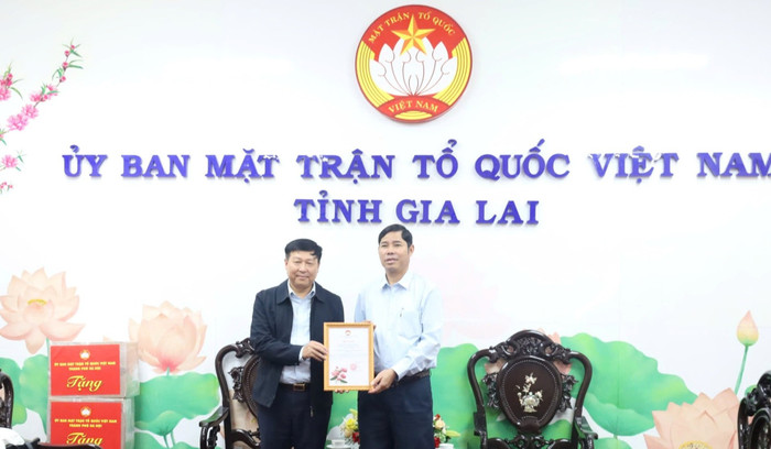 Phó Chủ tịch Thường trực Ủy ban Mặt trận Tổ quốc Việt Nam tỉnh Gia Lai Trần Minh Sơn trao thư cảm ơn đến Trưởng đoàn công tác Ủy ban Mặt trận Tổ quốc Việt Nam thành phố Hà Nội. Ảnh: hanoi.gov.vn.