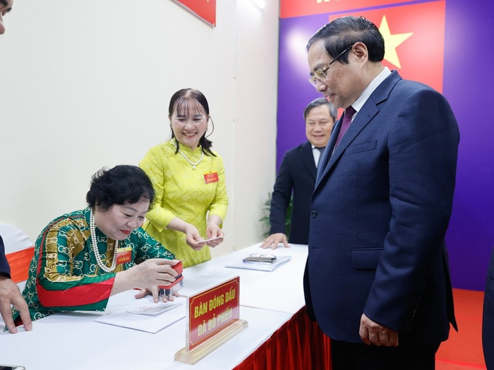 Thủ tướng Phạm Minh Chính và Phu nhân cùng các cử tri là lãnh đạo các cơ quan Trung ương và thành phố Hà Nội, các cử tri cao tuổi nhất, trẻ tuổi nhất, cử tri đại diện các tầng lớp nhân dân và cử tri trong khu vực bỏ phiếu tiến hành bỏ phiếu bầu cử, thực hiện quyền công dân của mình theo đúng quy định. Ảnh: baochinhphu.vn.