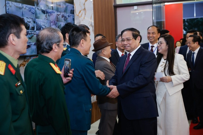 Thủ tướng Chính phủ Phạm Minh Chính và Phu nhân cùng cử tri khu vực bỏ phiếu số 21. Ảnh: baochinhphu.vn.