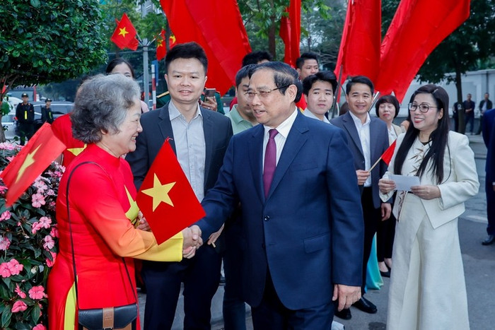 Thủ tướng Chính phủ Phạm Minh Chính và Phu nhân cùng cử tri tổ bầu cử số 21 thuộc đơn vị bầu cử số 7, phường Tây Hồ (Hà Nội). Ảnh: baochinhphu.vn.