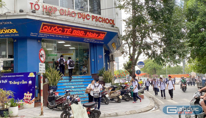 Học sinh Trường Trung học phổ thông chuyên Nguyễn Huệ di chuyển vào trụ sở Pschool để học sau giờ học tại trường. Ảnh: Thành An.