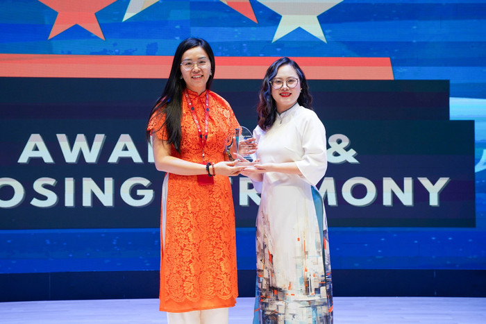 Cô Hoàng Thị Ngọc Tú (bên trái) đại diện Ban Giám hiệu nhận kỷ niệm chương tri ân Trường Hà Nội - Toronto là đối tác đồng hành cùng giải đấu. anh-6.jpg