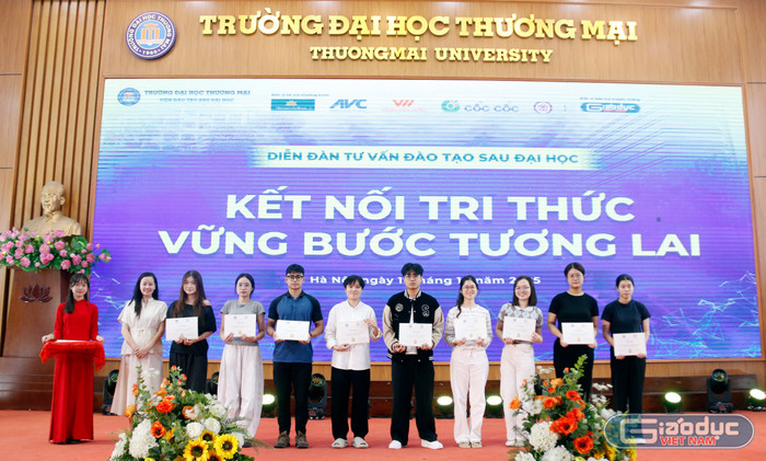 Sinh viên Trường Đại học Thương mại nhận học bổng. gdvn-trao-hoc-bong-1.jpg