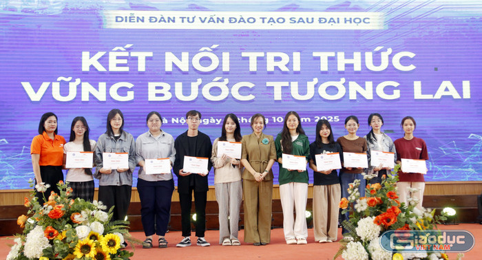 gdvn-trao-hoc-bong-vietnammobile.jpg