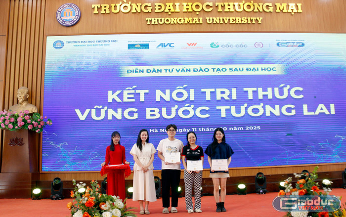 gdvn-trao-hoc-bong-2.jpg