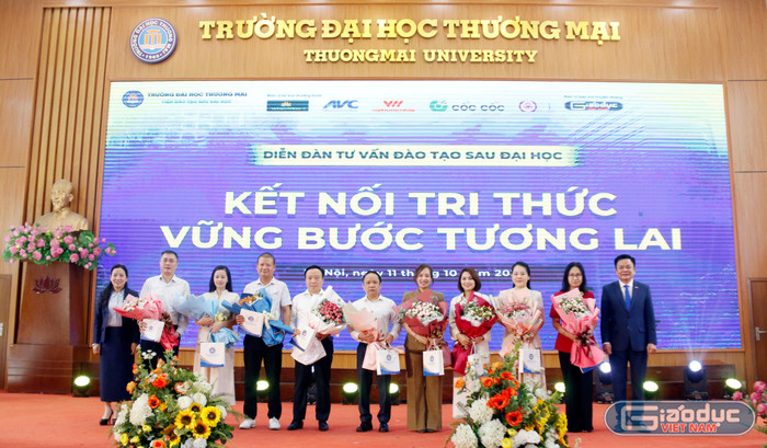 Phó Giáo sư, Tiến sĩ Nguyễn Hoàng - Hiệu trưởng Trường Đại học Thương mại và Phó Giáo sư, Tiến sĩ Nguyễn Thu Thủy - Viện trưởng Viện Đào tạo sau đại học tặng hoa cho diễn giả cùng các đơn vị đồng hành cùng chương trình. gdvn-trao-hoa.jpg