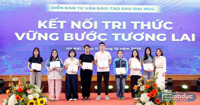 gdvn-trao-hoc-bong-coc-coc.jpg