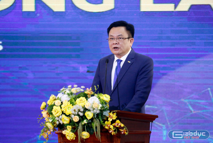 Phó Giáo sư, Tiến sĩ Nguyễn Hoàng - Hiệu trưởng Trường Đại học Thương mại phát biểu tại buổi lễ gdvn-hoang.jpg