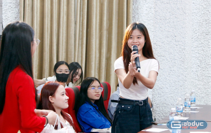 Sinh viên giao lưu tại Diễn đàn. gdvn-sv3.jpg