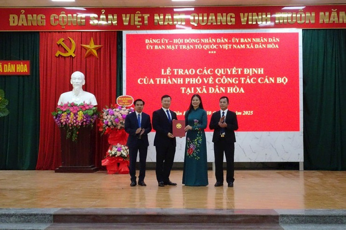 Giám đốc Sở Văn hóa và Thể thao Hà Nội Bạch Liên Hương trao Quyết định của Thành phố về chỉ định Ban Chấp hành Đảng bộ, Ban Thường vụ, Ủy ban Kiểm tra Đảng ủy xã Dân Hòa. Ảnh: hanoi.gov.vn. giam-doc-so-van-hoa-va-the-thao-ha-noi-bach-lien-huong-trao-quyet-dinh-cua-thanh-pho-ve-chi-dinh-ban-chap-hanh-dang-bo-ban-thuong-vu-uy-ban-kiem-tra-dang-uy-xa-dan-hoa.jpg