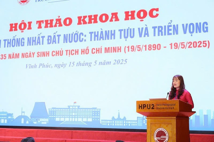Tiến sĩ Lê Thị Minh Thảo - Trưởng khoa Giáo dục Chính trị (Trường Đại học Sư phạm Hà Nội 2), Trưởng Ban Tổ chức Hội thảo trình bày báo cáo đề dẫn. Ảnh: NTCC. ct14.jpg