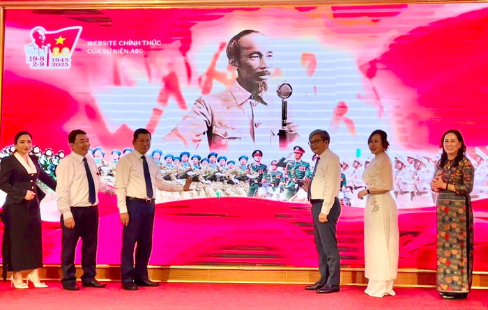 Ra mắt website chào mừng 80 năm Cách mạng Tháng Tám thành công (19/8/1945 - 19/8/2025) và Quốc khánh nước Cộng hòa xã hội chủ nghĩa Việt Nam (2/9/1945 - 2/9/2025). Ảnh: hanoimoi.vn. Ra mắt website chào mừng 80 năm Cách mạng Tháng Tám thành công (19/8/1945 - 19/8/2025) và Quốc khánh nước Cộng hòa xã hội chủ nghĩa Việt Nam (2/9/1945 - 2/9/2025). Ảnh: hanoimoi.vn.