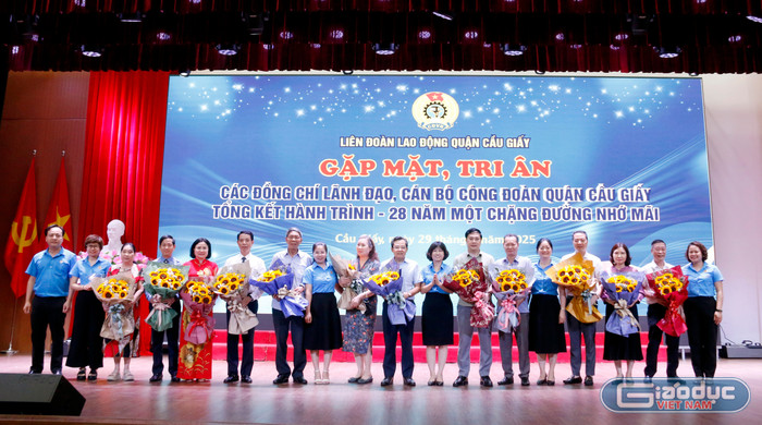 Liên đoàn Lao động quận Cầu Giấy tặng hoa tri ân. gdvn-tri-an.jpg