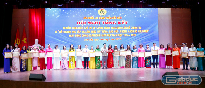 Tặng Giấy khen cho các cá nhân có thành tích xuất sắc trong 10 năm thực hiện Chỉ thị số 05-CT/TW ngày 15/5/2016 của Bộ Chính trị về “Đẩy mạnh học tập và làm theo tư tưởng, đạo đức, phong cách Hồ Chí Minh” . gdvn-anh-ca-nhan-1.jpg