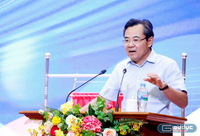 Ông Nguyễn Chính Hữu - Phó Chủ tịch Liên đoàn Lao động thành phố Hà Nội phát biểu tại Hội nghị. gdvn-chi-dao-1.jpg