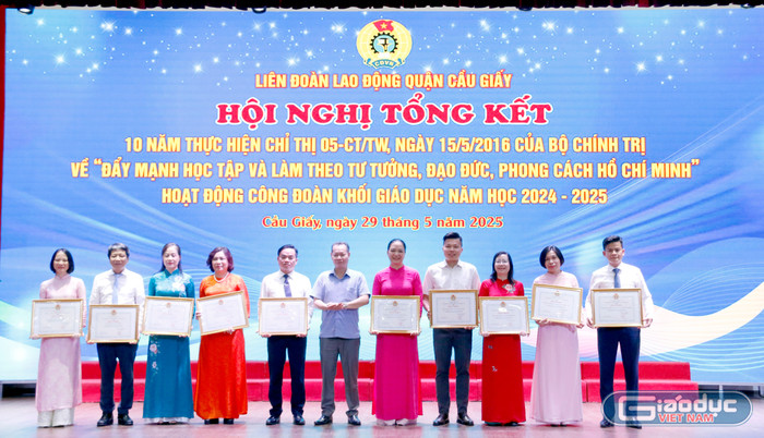Ông Hà Đông - Ủy viên Ban Thường vụ, Trưởng ban Chính sách pháp luật, Liên đoàn Lao động thành phố Hà Nội trao Bằng khen cho 05 tập thể và 05 cá nhân có thành tích xuất sắc trong phong trào thi đua và hoạt động công đoàn năm học 2024-2025. gdvn-trao-1.jpg