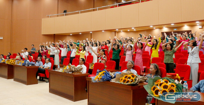 Các đại biểu hòa chung không khí của buổi lễ. gdvn-tinh-cam.jpg