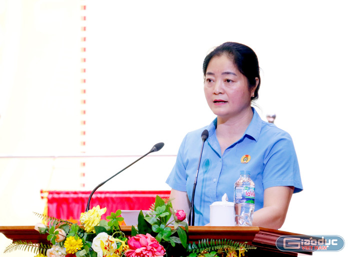 Bà Phạm Thị Lâm Anh - Phó Chủ tịch Liên đoàn Lao động quận Cầu Giấy báo cáo tóm tắt kết quả 10 năm thực hiện Chỉ thị số 05-CT/TW. gdvn-lam-anh.jpg