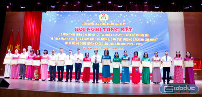 Ông Nguyễn Văn Chiến - Phó Bí thư thường trực quận ủy, Chủ tịch Hội đồng nhân dân quận Cầu Giấy và ông Trần Việt Hà - Ủy viên Ban Thường vụ, Trưởng ban Tuyên giáo và dân vận quận ủy trao Giấy khen cho 20 tập thể có thành tích xuất sắc. gdvn-tap-the.jpg